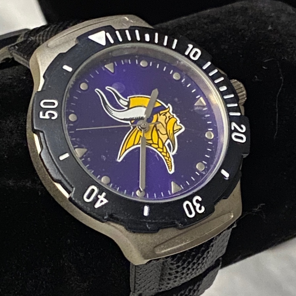 NWOT Minnesota Vikings Agent Series Watch NFL
Purple Black Yellow
